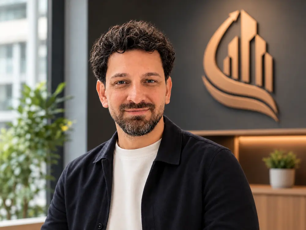Ismail Pohl im Büro